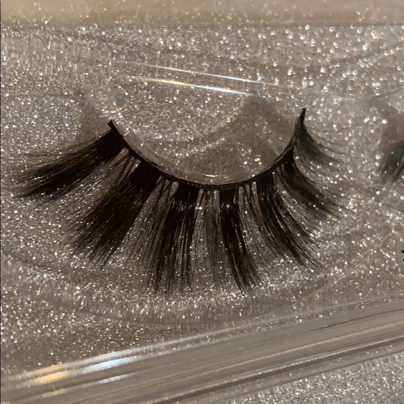 LASHES - Picture 2 of 3